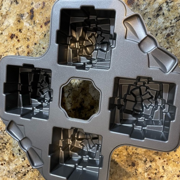 Christmas & Birthday non-stick present pan - Picture 4 of 9